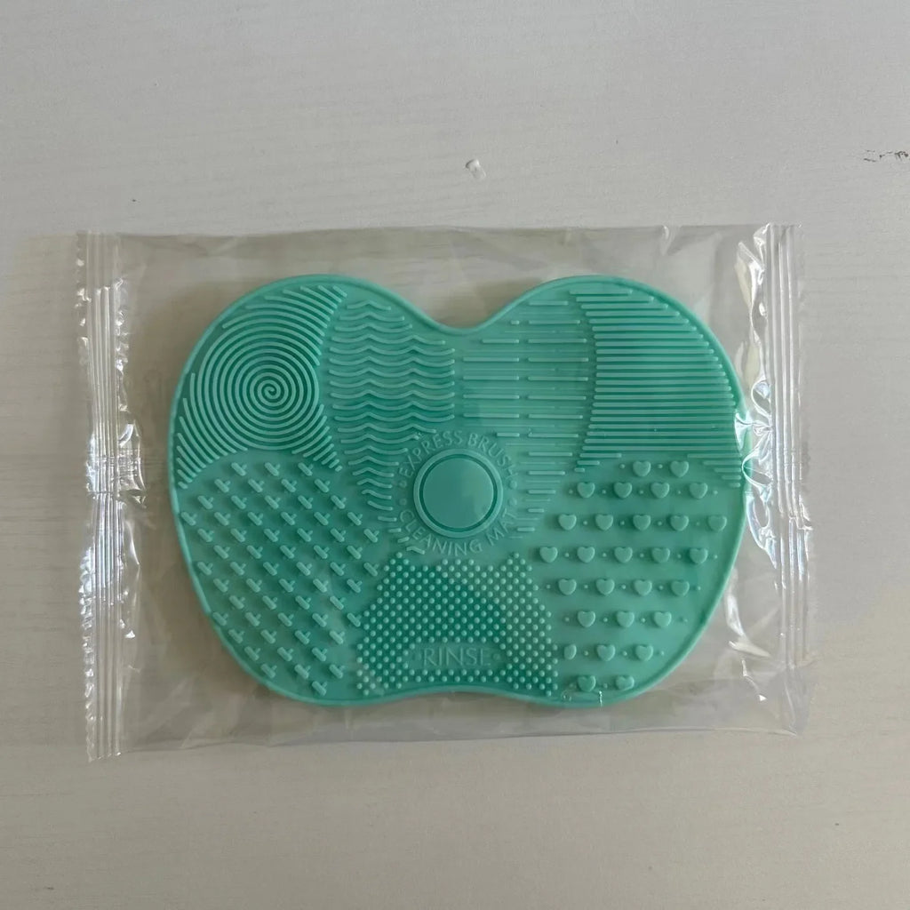 Reusable, Apple-Shaped Brush SiliconeScrubbing Pad with Suction Cup Secure Hold, Beauty Tool for Gentle Makeup Brush Cleaning